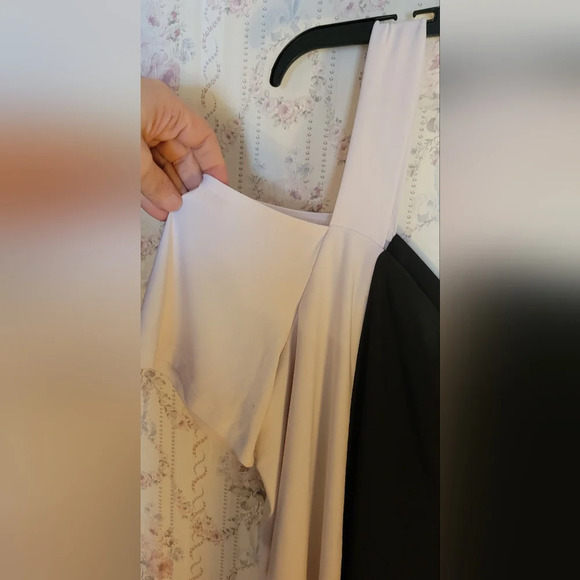 Slinky Brand Cutout Shoulder 1X Short Sleeve Black and White - Picture 2 of 2